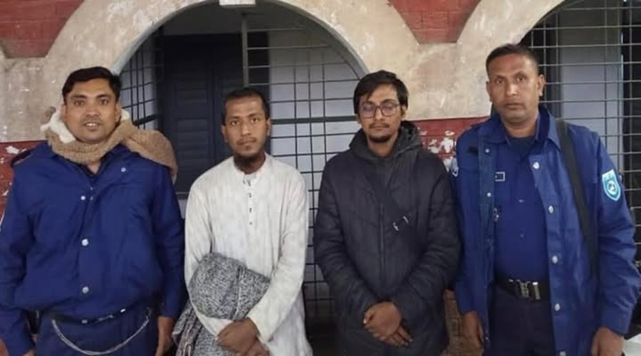 গাইবান্ধার সাঘাটা থানার সাধারণ ডায়েরির ভিত্তিতে এক সপ্তাহ ধরে আত্মগোপনে থাকা এক বিশ্ববিদ্যালয় শিক্ষার্থীকে যশোর থেকে উদ্ধার করেছে রেলওয়ে পুলিশ  |  ছবি: গ্রামের কাগজ