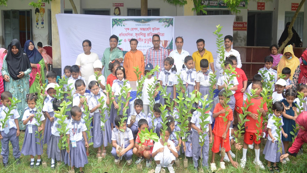 যশোরে প্রজাপতি স্কুলের শিক্ষার্থীদের বৃক্ষ রোপন ও বিতরণ