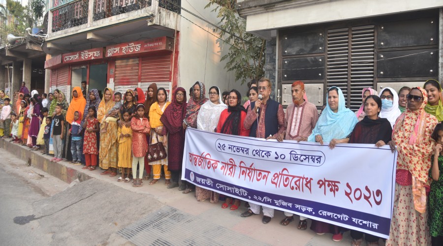 আন্তর্জাতিক নারী নির্যাতন প্রতিরোধ পক্ষ উপলক্ষে জয়তী সোসাইটির উদ্যোগে শংকরপুর চাতালের মোড়ে মানববন্ধনে বক্তৃতা করেন পৌর কাউন্সিলর আসাদুজ্জামান বাবলু