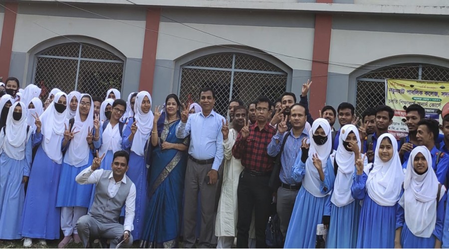 নতুনহাট পাবলিক কলেজে এইচএসসি উত্তীর্ণ শিক্ষার্থীদের সাথে অধ্যক্ষ মোয়াজ্জেম হোসেন