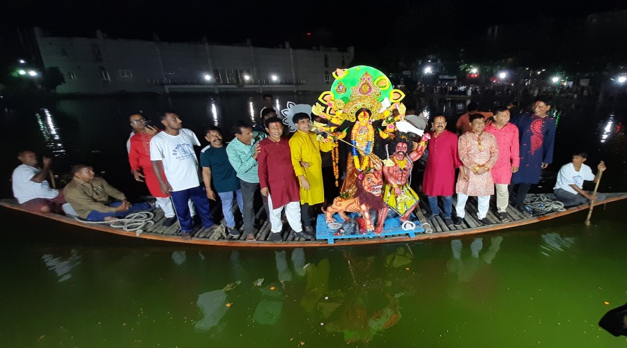 রোববার যশোর শহরের লালদীঘিতে হরিসভা মন্দিরের প্রতিমা বিসর্জন করেন কমিটির নেতৃবৃন্দ