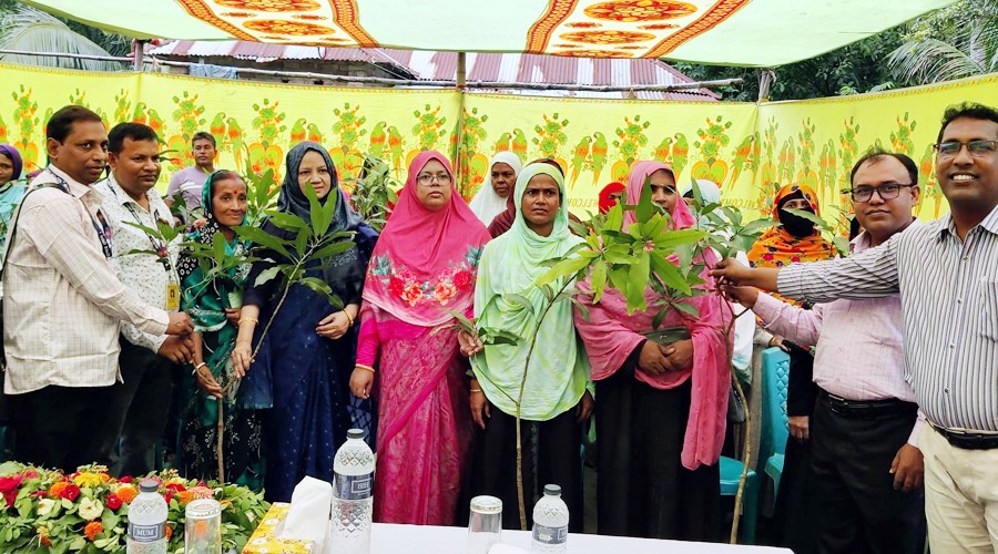 গ্রামীণ ব্যাংক নরেন্দ্রপুর যশোর শাখার ১৬/মঃ কেন্দ্রে আয়োজিত সদস্য সম্মেলনে বৃক্ষ বিতরণ করছেন প্রধান অতিথি গ্রামীণ ব্যাংক প্রধান কার্যালয়ের মহা ব্যবস্থাপক আনজু আরা বেগম -গ্রামের কাগজ