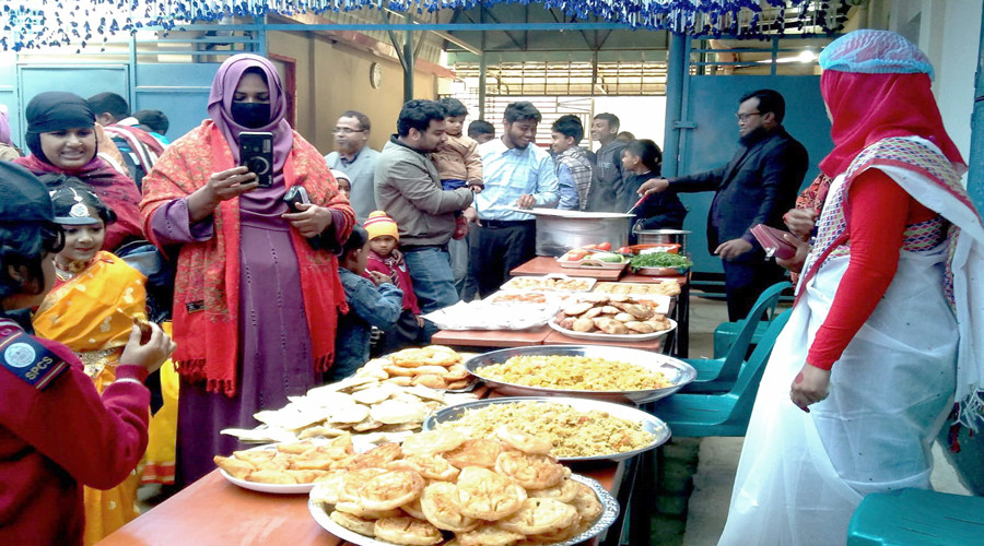 ঐতিহ্যকে টিকিয়ে রাখতে দিনাজপুরের ঘোড়াঘাট সেঁজুতি প্রি-ক্যাডেট স্কুলে পিঠা উৎসবের আয়োজন।   ছবি : প্রতিনিধি