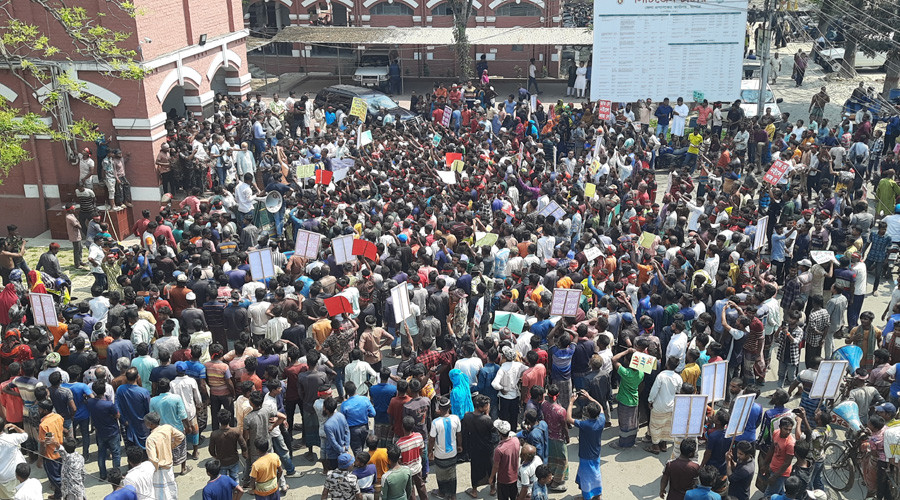 বাংলাদেশ ইট প্রস্তুতকারী মালিক সমিত মঙ্গলবার (১১ মার্চ) যশোর জেলা প্রশাসক আজাহারুল ইসলাম এর কাছে স্মারকলিপি প্রদান করেন