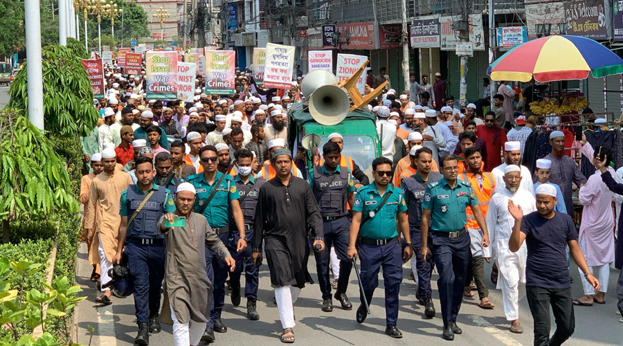 গাজায় ইসরায়েলের গণহত্যার প্রতিবাদ ও ফিলিস্তিনিদের প্রতি সংহতি জানিয়ে বিক্ষোভ মিছিল ও প্রতিবাদ সমাবেশ করেছে আহলেহাদীছ আন্দোলন বাংলাদেশ রাজশাহী মহানগর ও জেলা শাখা। ছবি : হাফিজুর রহমান পান্না